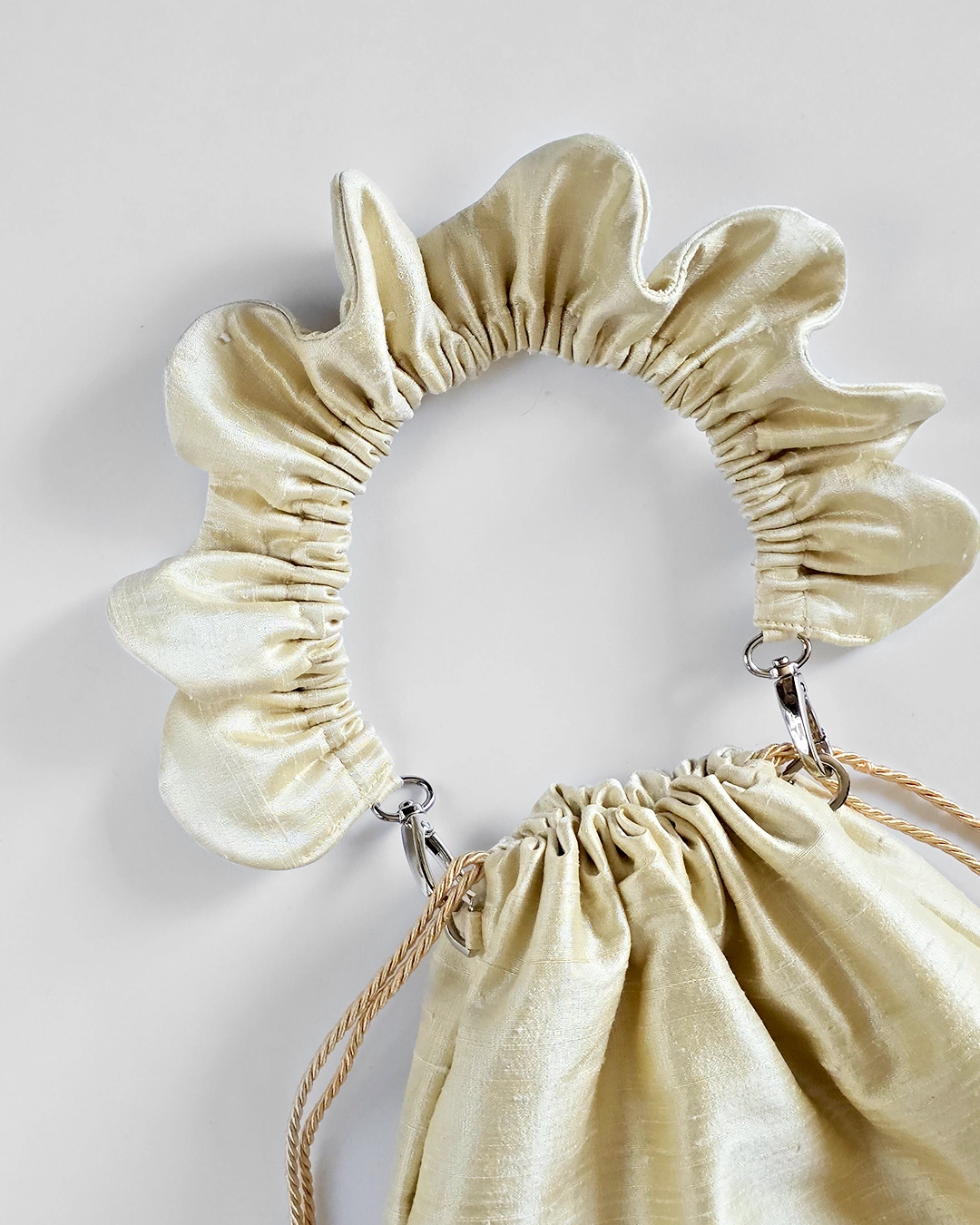 Mała torebka na ramię Flowerhead Morning Mimosa jedwab handmade — Czaje Polska