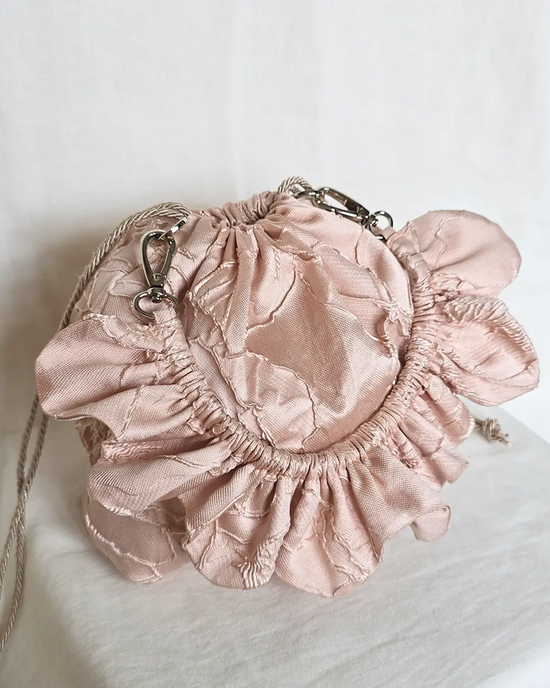Mała torebka na ramię Flowerhead Peachy Pink Silver tkanina tekstylna srebrne okucia handmade - Czaje Polska