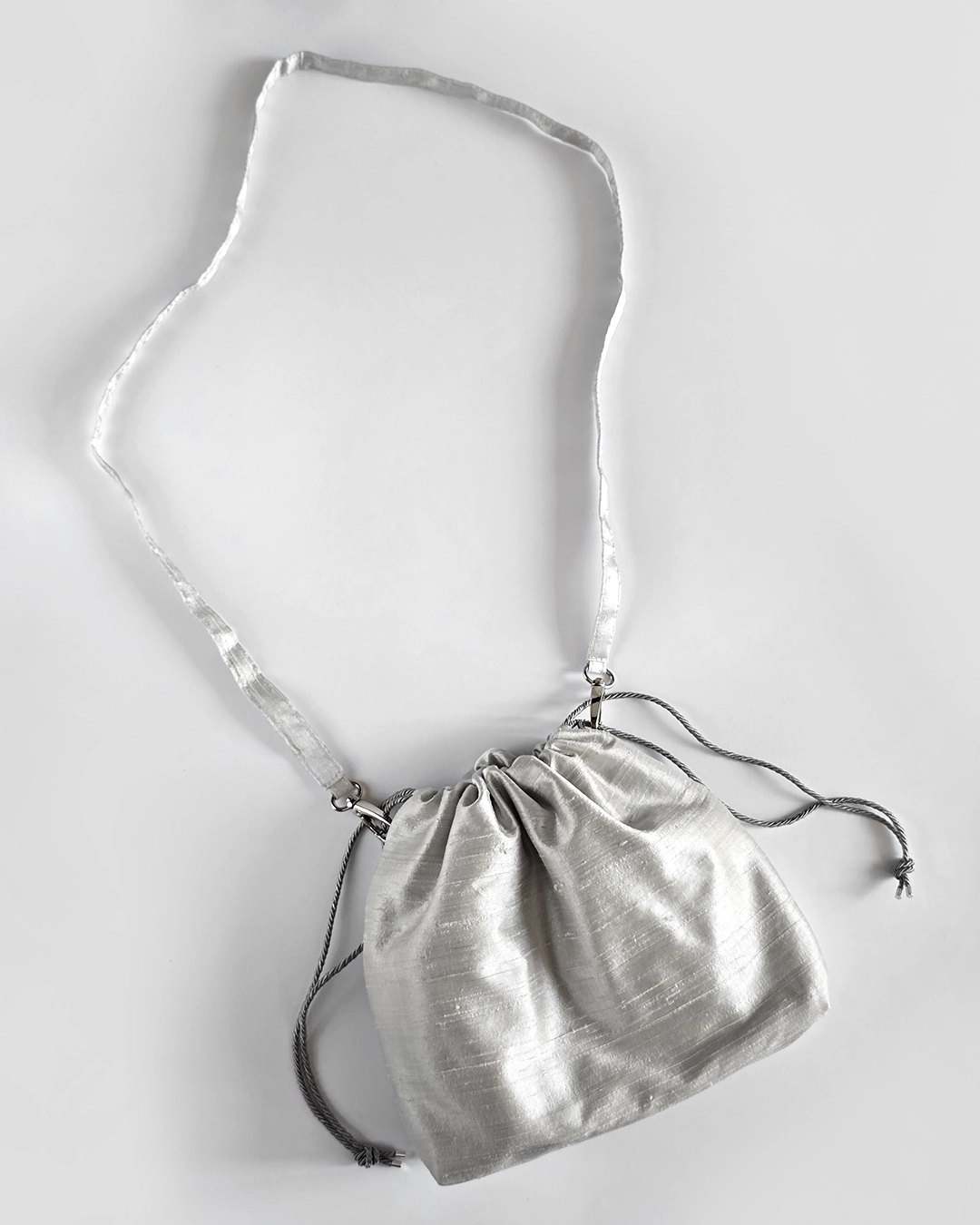 Mała torebka na ramię Flowerhead Silver Mist Silver tkanina tekstylna srebrne okucia handmade - Czaje Polska