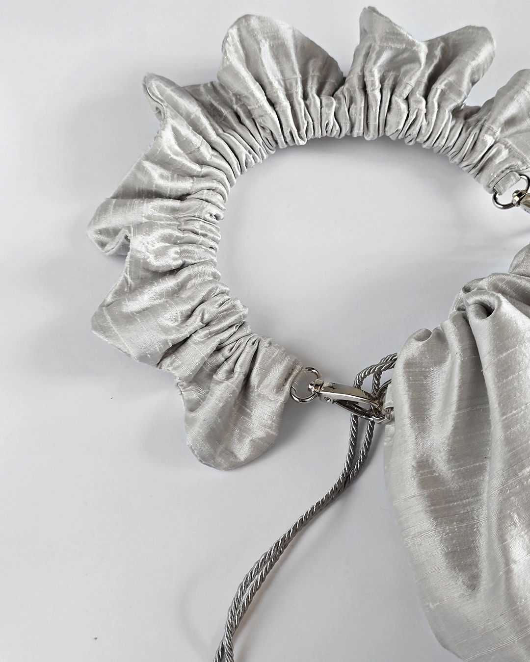 Mała torebka na ramię Flowerhead Silver Mist Silver tkanina tekstylna srebrne okucia handmade - Czaje Polska