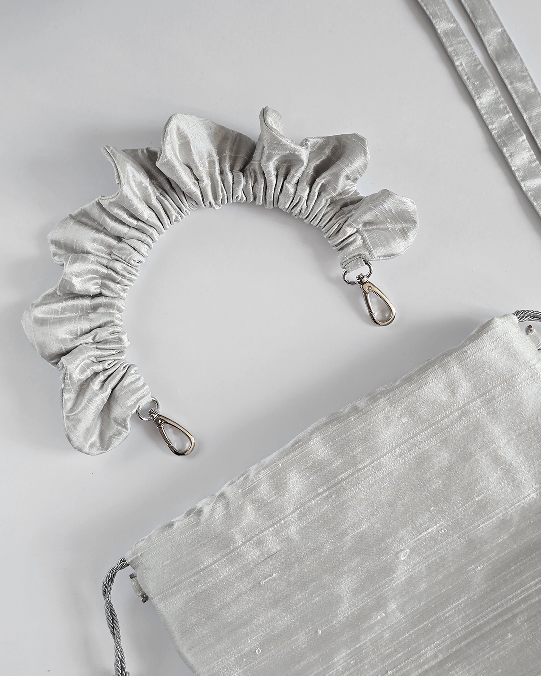 Mała torebka na ramię Flowerhead Silver Mist Silver tkanina tekstylna srebrne okucia handmade - Czaje Polska